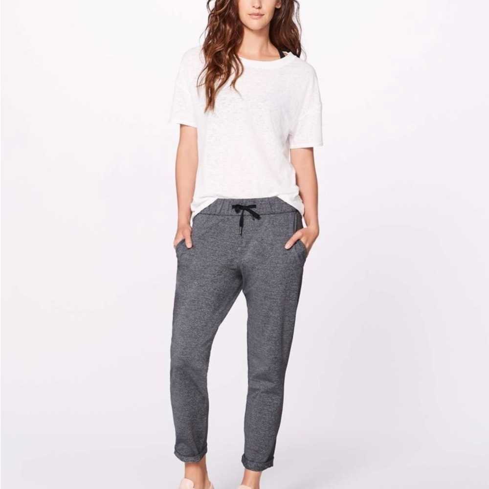 Lululemon On The Fly Pant *28" in Heathered Black - Picture 2 of 12